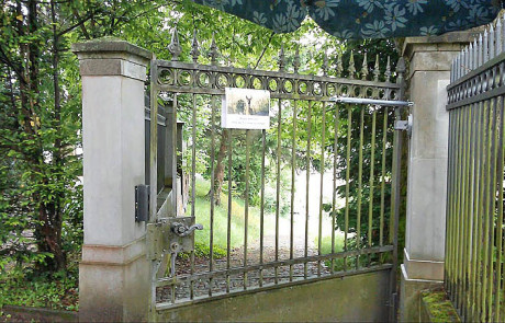 Cierrapuertas DIREKT en portón de acceso a cementerio