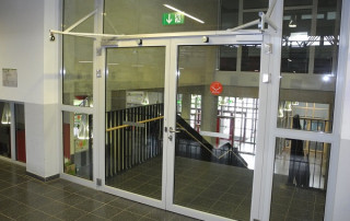 Puerta cortafuegos doble con sistema de retención y electroimanes de DICTATOR